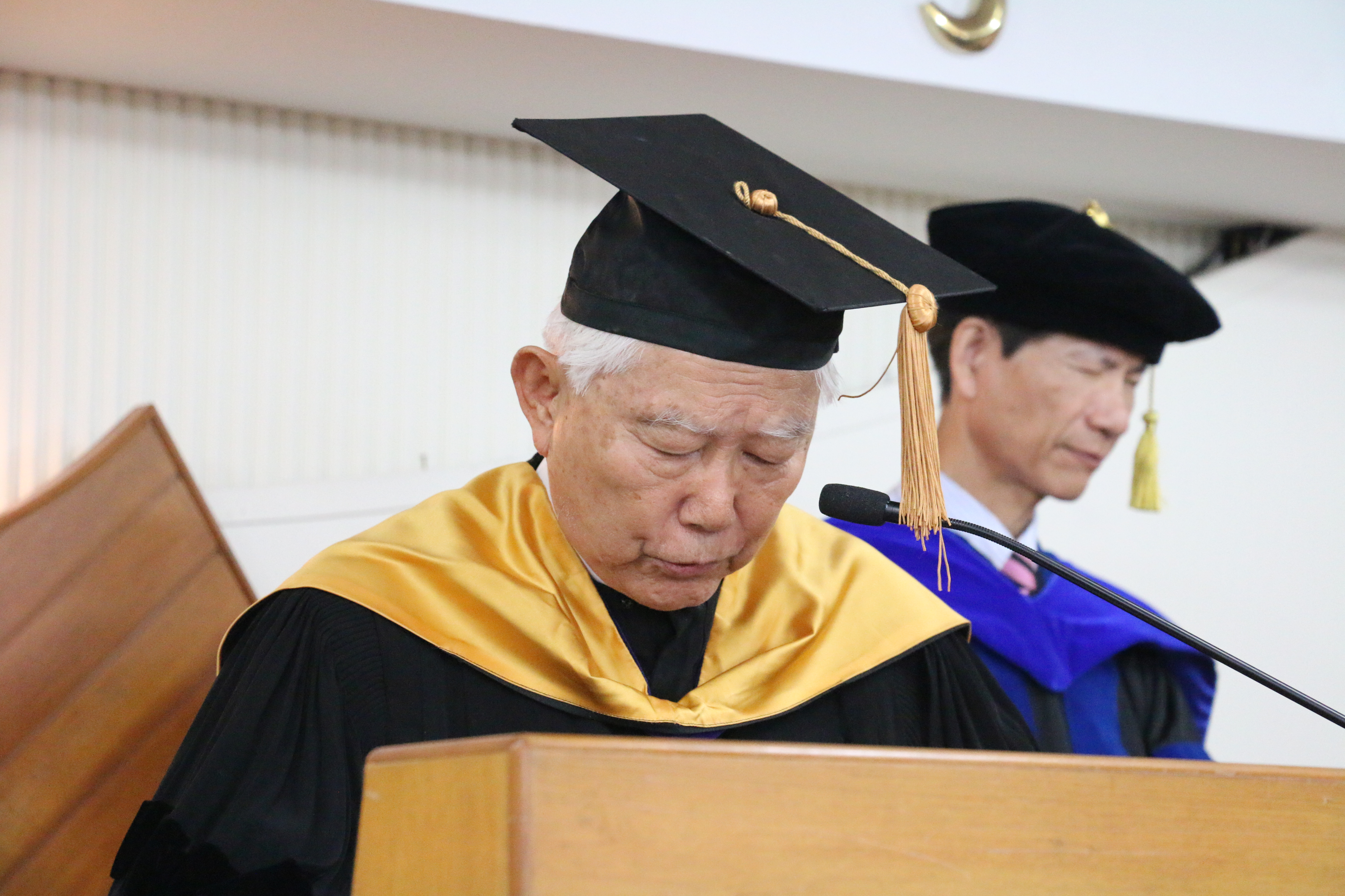 在2017年聖光神學院開學禮拜中帶領禱告的呂榮輝博士。（圖／聖光神學院提供）